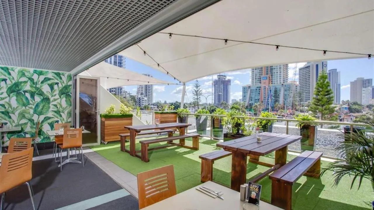 Deluxe Twin Studio In Surfers Paradise - Coasthm Gold Coast